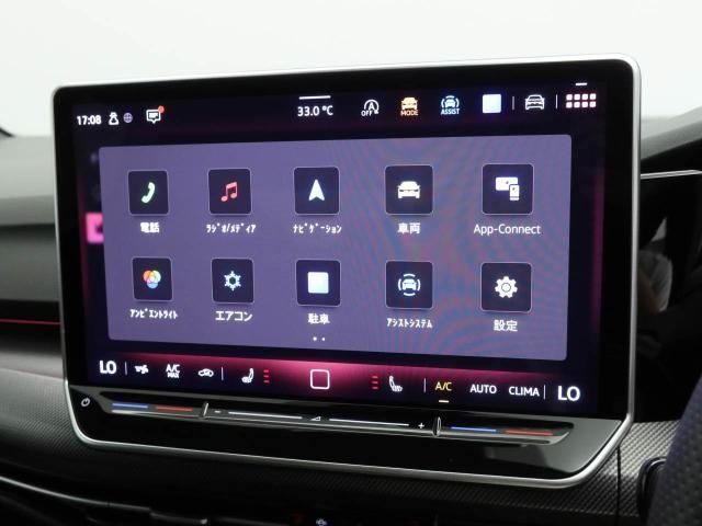 新しいインテリアの中枢をになうインフォテイメントシステムを大幅にアップデート。さらに12.9インチのワイドディスプレイも取り入れ、直感的な操作性と高い視認性を実現しました