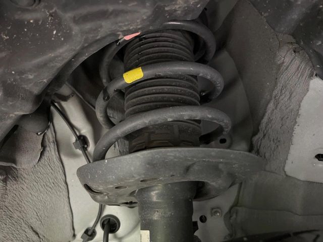 お車を安心してお乗りいただく為には、足回りの定期点検が欠かせません。サービスサポート（有償保証）では無料点検もご提供しており、安心のカーライフをお過ごしいただけるサポート体制が整っています。