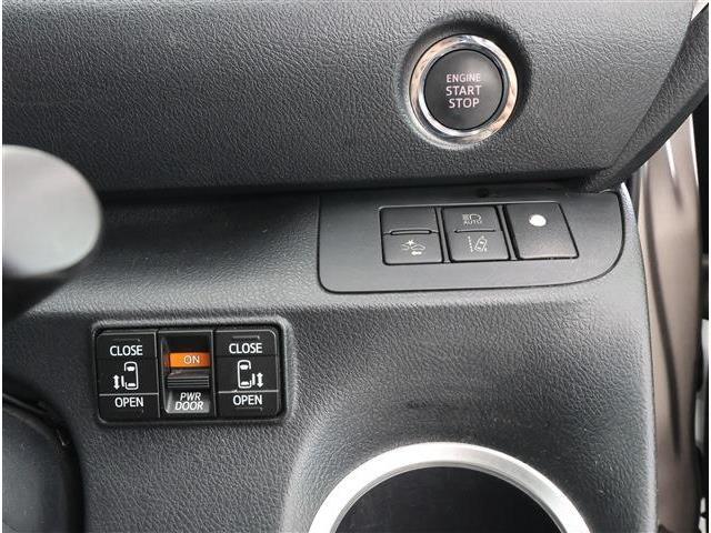 パワースライドドアです！室内からやスマートキーからも開閉が可能です！