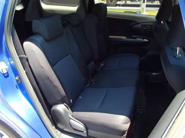 ゆとりある広々とした車内空間は、ドライブを始め買い物やレジャーなど、幅広く活躍します。一人でもみんなとでもお出かけを楽しみましょう！