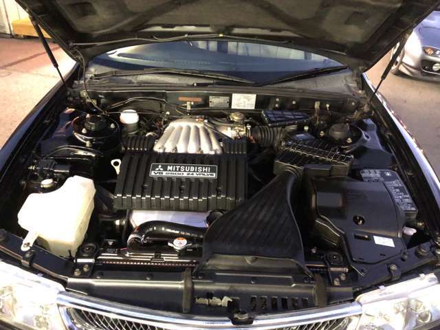 搭載エンジンは、平成17年排出ガス規制適合の2.5L V型6気筒SOHC 24バルブで、170馬力/23.0kgm(カタログ値)を発生する。