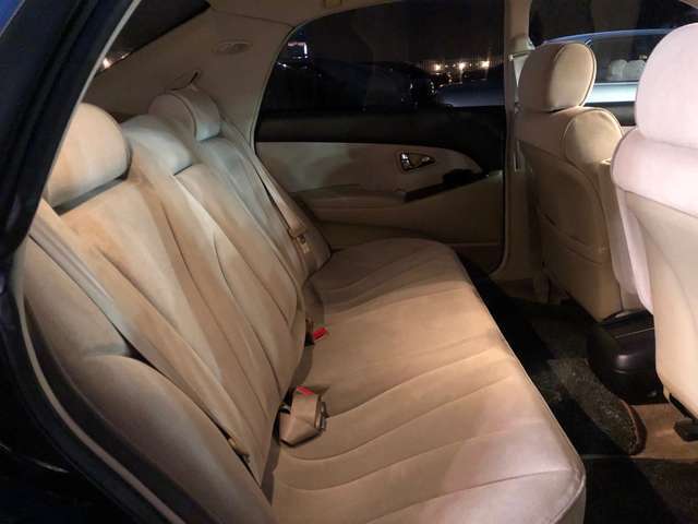 後部座席のシートもゆったりと寛ぐことのでき、長距離ドライブでも快適に過ごすことができる。