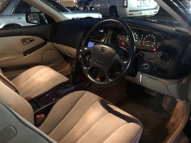 ブラック/ベージュ2トーンの内装基調色を新たに設定するとともに、レザータイプのステアリングホイールの採用、内装パネルの木目の変更、シートやトリム生地の変更など、インテリアの質感をより一層高めた。