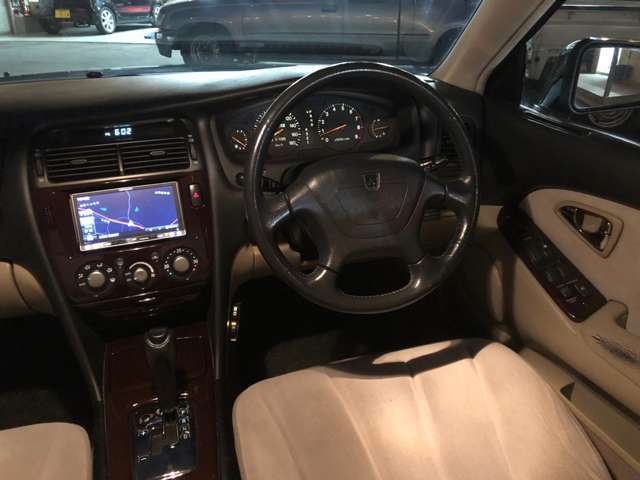 オーディオやナビゲーション表示部の操作性、視認性向上のため、装着位置が上方になるようインストルメントパネル中央部を変更するなど、主に内装を中心にリフレッシュされている。