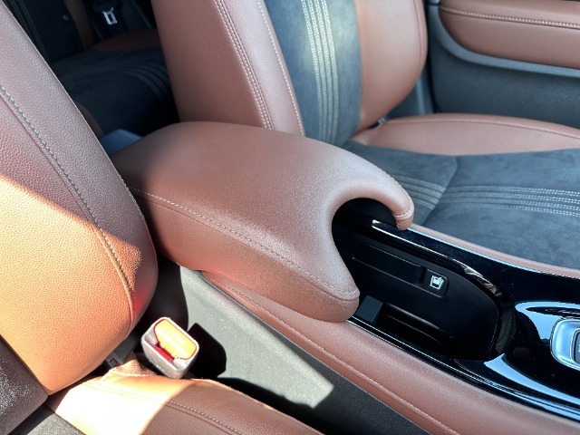 運転席と助手席間のアームレストは快適に使用できます。