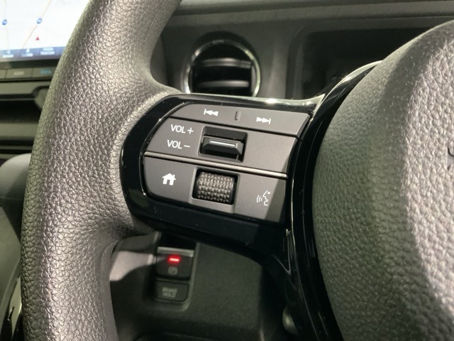 ステアリングにオーディオ操作スイッチが付いています。オーディオ画面に直接タッチしなくても操作が出来ますので、運転に集中できます。