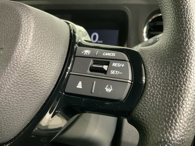 クルーズコントロールを装備しています。高速道路などで一定の速度で走ってくれるので運転が楽ですよ！速度を設定できますので、スピードの出しすぎにも注意できます。