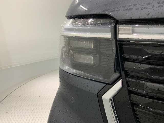 LEDヘッドライトは、点灯の瞬間から最大光量を発揮し、突然暗くなるトンネルなどでの安定感を高めます。