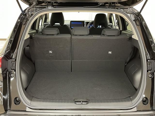 【トランク】積み込みやすくて、たっぷり積める荷室です。シートアレンジできるものは、乗車人数と荷物の量や大きさによってシートを動かすことができるので、より快適なドライブが可能です！