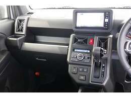 【まるまるクリーニング】内装工程では、中古車を気持ちよくお乗りいただけるよう清掃しております。シートの洗浄はもちろん、ニオイの元となるフロアカーペットまで洗浄・消臭を実施。