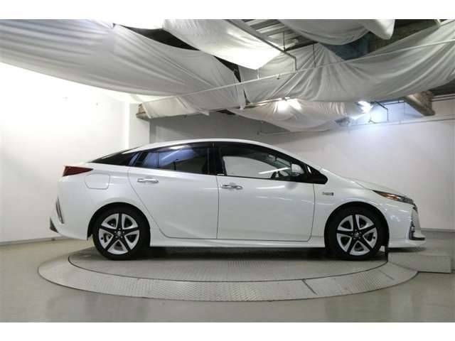 後席ガラスは色付きガラスとなっております。直射日光の緩和やエアコンの効きにも影響し、プライバシーの保護にもなっています♪