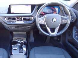 ◆インスツルメントパネルやインテリアトリムなどは、調和しなが洗練された室内を作り上げ、スイッチ類によって、優れた操作性をも実現。ドライバーの視線や動線を考え、人間工学に基づきデザインされています◆