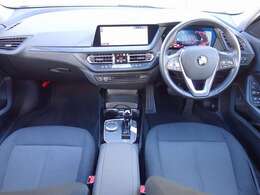 ◆インスツルメントパネルやインテリアトリムなどは、調和しなが洗練された室内を作り上げ、スイッチ類によって、優れた操作性をも実現。ドライバーの視線や動線を考え、人間工学に基づきデザインされています◆