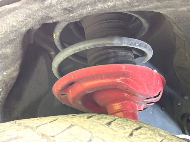 お車を安心してお乗りいただく為には、足回りの定期点検が欠かせません。サービスサポート（有償保証）では無料点検もご提供しており、安心のカーライフをお過ごしいただけるサポート体制が整っています。
