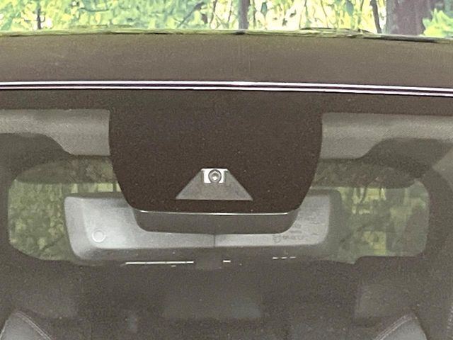 【トヨタセーフティセンス】走行中に前方の車両等を認識し、衝突しそうな時は警報とブレーキで衝突回避と被害軽減をアシスト。より安全にドライブをお楽しみいただけます。