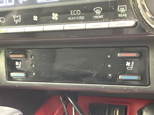 【シートベンチレーション】夏場は涼しい風でお尻や背中の熱やムレを防ぎ、冬はエアコンよりも早く温まってポカポカに！季節を問わず快適に過ごせます。