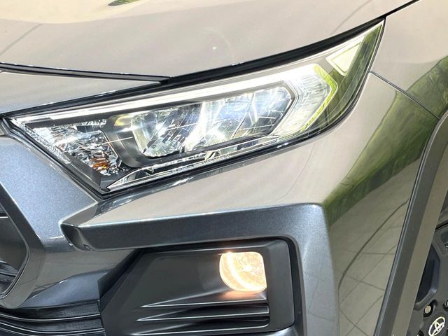 【LEDヘッドライト】悪天候や夜間走行時も良好な視界を確保し安心して運転できる高輝度LEDヘッドライトを装備！点灯速度が早く、消費電力も抑えられています。