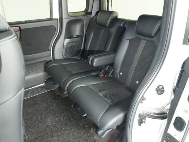 家族やご友人とBBQに行くとき、楽しさは道中の車内から始まっています！このベンチシートに座って、みんなで和気あいあい盛り上がりましょう！