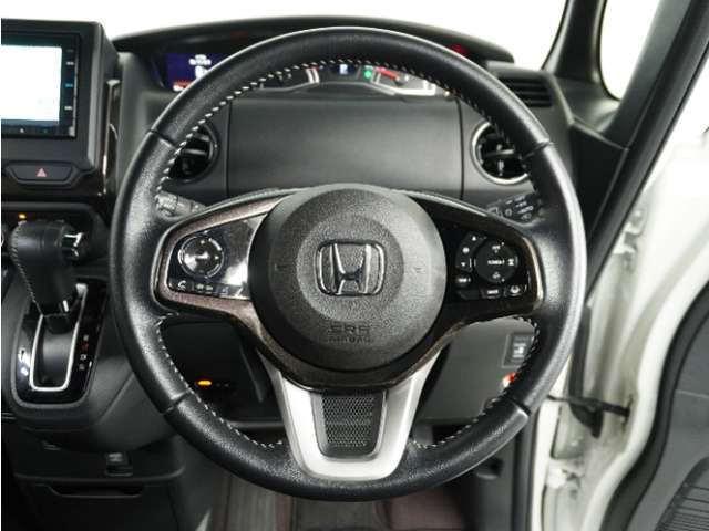 【Honda SENSING】 カメラ等装置で精度の高い検知能力を発揮、安全運転を支援します。ステアリング上のコントローラーに注目！