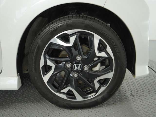 アルミホイール装着車です！これで足元まわりもおしゃれにきまります！