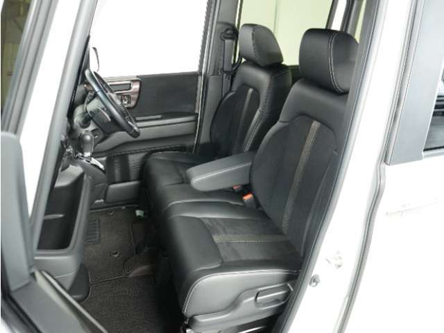 運転席と助手席は足元が繋がっているので自由に行き来しやすいので駐車場が狭いときでも助手席側からスムーズに乗り降りできて便利！