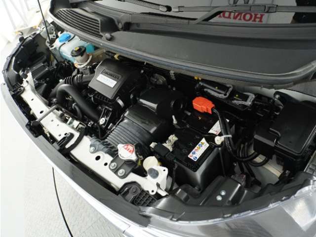 エンジンは車の心臓部分です。このエンジンルームが汚いとトラブルの基になります。当店は専用の液剤を使って徹底的に綺麗にします。