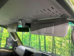 【バニティミラー】サンバイザー裏に設置されたミラーで身だしなみチェック！ちょっとしたメイク直しにも活躍します♪