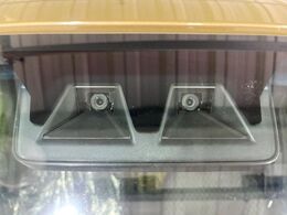 【スマートアシスト】走行中に前方の車両等を認識し、衝突しそうな時は警報とブレーキで衝突回避と被害軽減をアシスト。より安全にドライブをお楽しみいただけます。