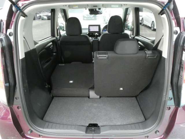 リアシートは5：5分割可倒式を採用しておりますので、乗車人数やお荷物の量に併せてアレンジが可能です♪
