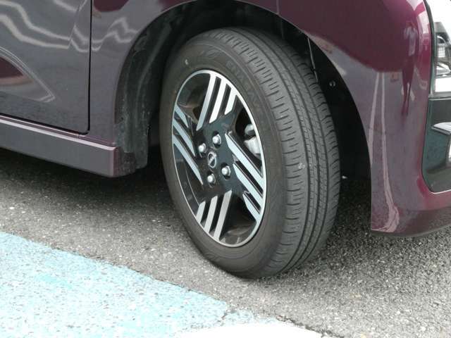 純正アルミホイールが足元をスポーティ＆エレガントに演出致します。