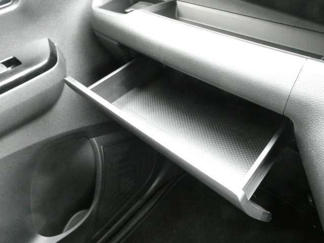 引き出し式の小物入れが備わります。