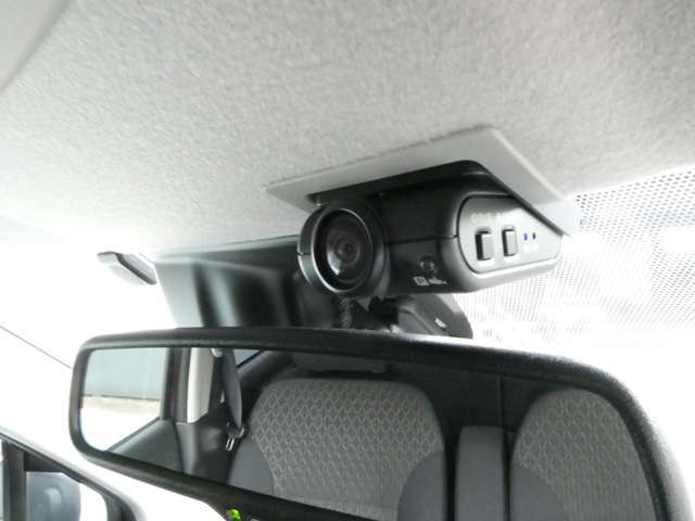 もしもの時に映像を記録する日産純正前後ドライブレコーダーが備わっています。