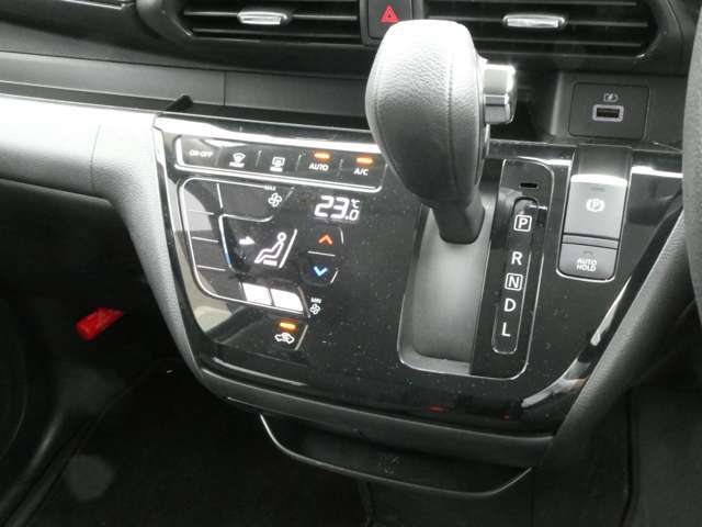 デジタル表示式のオートエアコンが、1年中快適なドライブをお約束致します☆