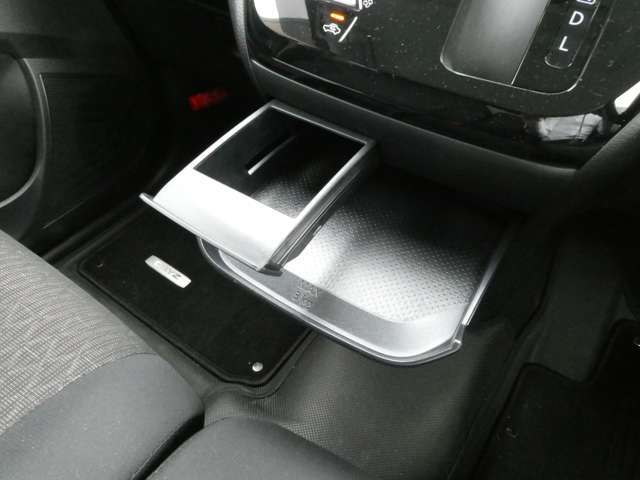 引き出し式のドリンクホルダーやテーブルが備わっています。