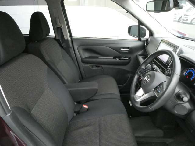 運転席も広々でゆったり気分で運転できます♪