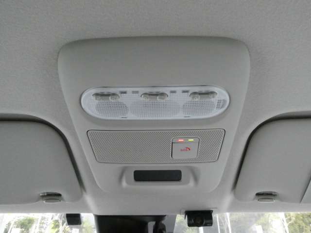 急病時や危険を感じた時には、SOSコールスイッチを押してください。万が一の事故発生時には、エアバッグ展開と連動し自動通報されます。専門のオペレーターが警察や消防への連携をサポートします。