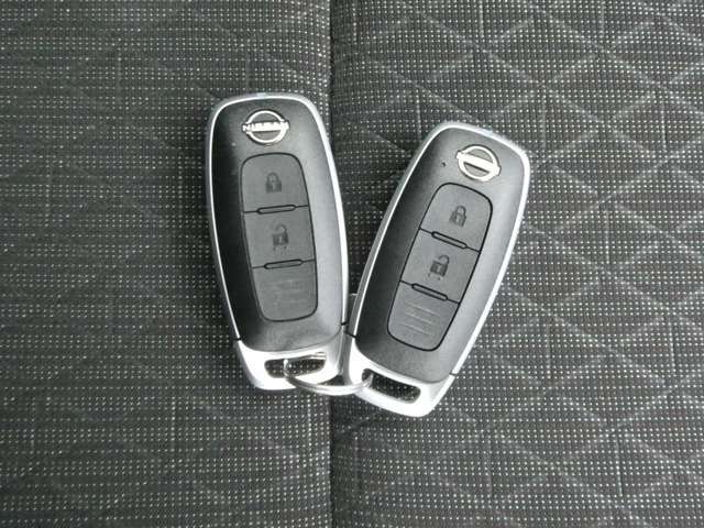 持っているだけでドアの開閉やエンジン始動が出来るインテリジェントキーが備わっています。