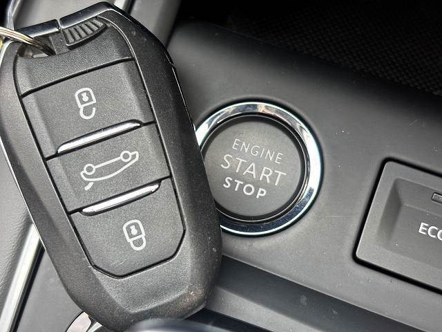 【スマートキー】車内へのアクセスやエンジン始動が楽々に行える今や必須アイテムのキー複製防止の「イモビライザー」まで備わっております。
