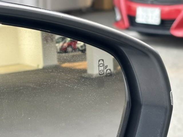 【ブラインドスポットモニター】車線変更時の死角の安全をサポートする装置です。