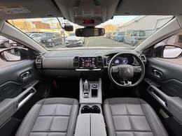 見通しの良いコックピットは普段のドライブに最適。運転しやすいお車となります。