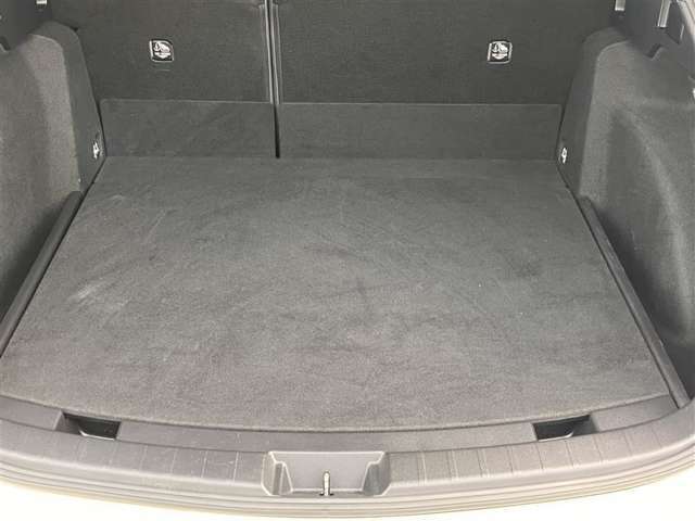 開口部の広いラゲージスペースは、ゴルフバックなどの荷物もラクラク積み込めます。