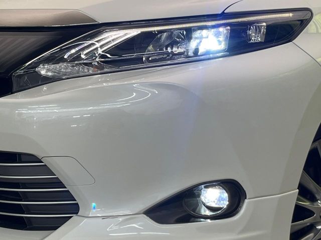 【LEDヘッドライト】悪天候や夜間走行時も良好な視界を確保し安心して運転できる高輝度LEDヘッドライトを装備！点灯速度が早く、消費電力も抑えられています。