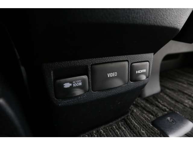 【100V電源/HDMI/VIDEO端子】様々な電子機器の充電時や映像再生時にあると便利な端子が集約されております♪見た目もスッキリしており、純正ならではのクオリティですね★