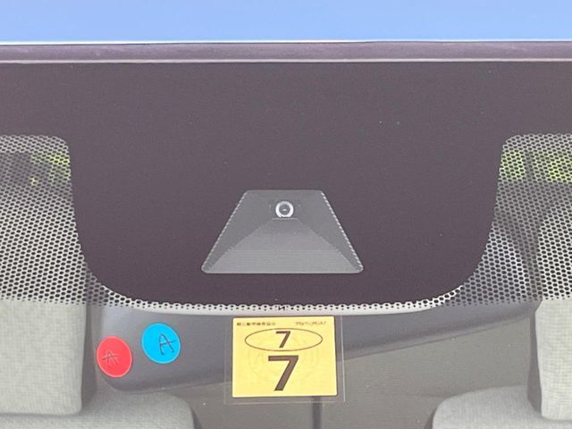 【ホンダセンシング】走行中に前方の車両等を認識し、衝突しそうな時は警報とブレーキで衝突回避と被害軽減をアシスト。より安全にドライブをお楽しみいただけます。