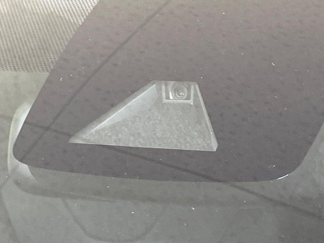 【トヨタセーフティセンス】走行中に前方の車両等を認識し、衝突しそうな時は警報とブレーキで衝突回避と被害軽減をアシスト。より安全にドライブをお楽しみいただけます。