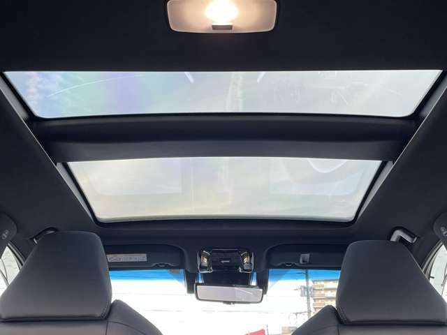調光機能付きのパノラマルーフでドライブ中の車内の雰囲気もガラッと変わります♪