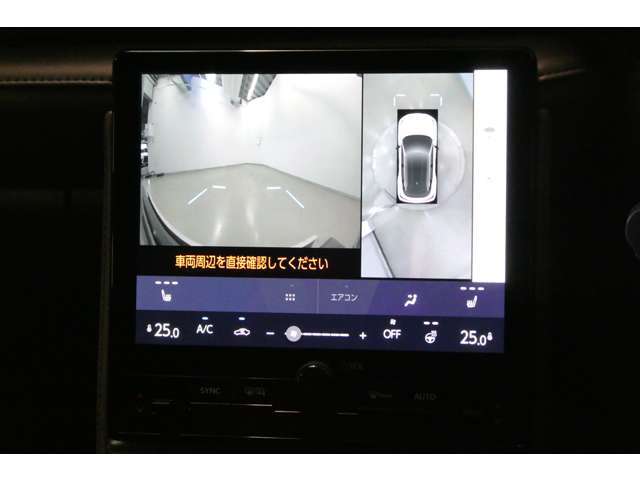 視認性の良い広角カメラでフロントと上方から車両周辺をご確認いただけますので、狭い道やすれ違い、路肩寄せなどに役立ちます。