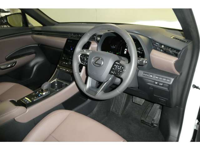 レクサスならでは質感の良い、落ち着いた高級感のある内装。