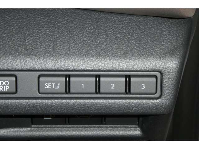 運転の操作性、快適性、など全ては、シートポジションから始まります。シートメモリーは、重要な機能です。