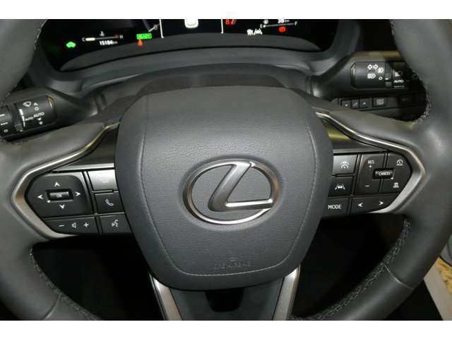 オーディオを手元で操作できるステアリングスイッチ、操作時の視線移動が少なく、安全にも貢献します。